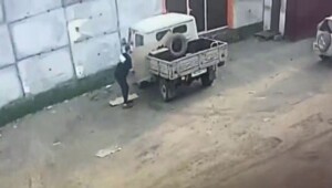 Мужчина попытался потушить загоревшийся автомобиль бензином