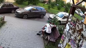 В Воронеже парень избил мужчину за шутку про походку