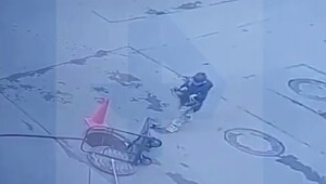 Мальчик провалился в открытый люк в Санкт-Петербурге