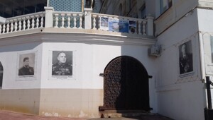 "Найди лишнего": в Севастополе женщина удивилась портрету Р.Кадырова в одном ряду с полководцами и героями ВОВ
