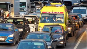 В ПДД прописали механизм пропуска автомобилей с мигалками