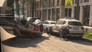 В Питере таксист сбил коллегу по цеху. ДТП "Внутривидовая борьба"