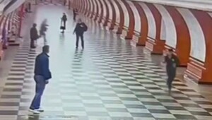 Грабитель выхватил у&nbsp;пассажира московского метро  смартфон и попытался скрыться