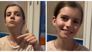 Девочка учит свою старшую сестру петь