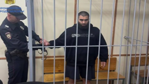 "Это говорит о том, какой он положительный человек": мать блогера Маркаряна принесла в суд его медали и грамоты