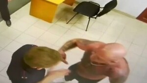 В Орске полуголый мужчина ворвался в отдел полиции и напал на правоохранителей