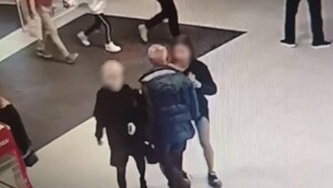 В Питере пожилой извращенец схватил несовершеннолетнюю девочку между ног