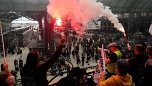 Во Франции протестующие захватили железнодорожный вокзал