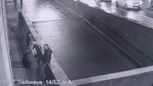 Мужчину столкнули с парапета в подземный переход в Санкт-Петербурге