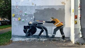 Известный уличный художник украсил улицу Владимира героем фильма "Матрица"