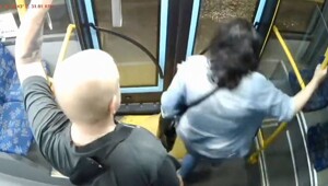 Женщина разбила стекло двери в автобусе