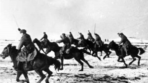 Кавалеристы лихой атакой, стреляя на скаку, отбили пушки фашистов⁠⁠