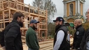 «Мы здесь обедаем»: ярославские любители баранины разделывали туши у православного храма