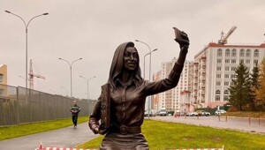 "Эротичный" памятник учительнице с выпирающими сосками возмутил жителей Подмосковья