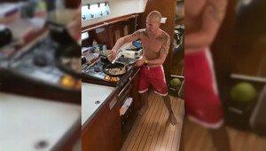 Как готовят еду на яхтах во время шторма