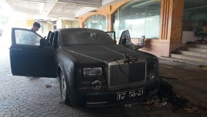 В закрытом отеле с казино нашли десятки брошенных машин: среди них Rolls-Royce и Porsche