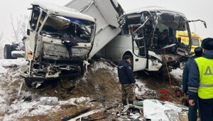 Момент ДТП с участием автобуса и рефрижератора под Белогорском