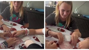 Подростки пытаются достать диск из коробки