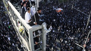 "Лучше уехать в США, чтобы изучать Тору, чем служить": в Израиле сотни тысяч ортодоксальных евреев вышли на митинг протеста