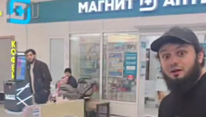 "Я действующий сотрудник наркоконтроля!": в Нижневартовске мужчина набросился на покупателя в очереди в супермаркете