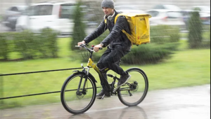 С мигрантов снимают курьерские рюкзаки