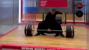 «С Божьей помощью»:  священник одной рукой поднял штангу 200 кг