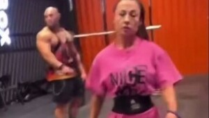 Чемпионка по пауэрлифтингу напала на посетительницу фитнес-клуба