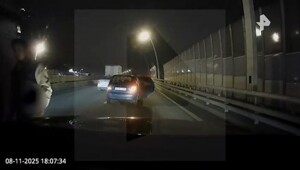 Толпа мужчин напала на автомобиль жителя столицы