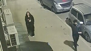 Женщина сорвала российские флаги в&nbsp;Краснодаре и выбросила их в&nbsp;урну