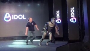 Первый антропоморфный российский робот рухнул во время презентации