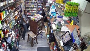 В США мужчина с пистолетом получил выстрел в голову от полиции