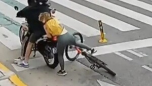 Туристка в Аргентине показала грабителю на мотоцикле, на что способны русские девушки