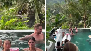 Представитель племени из Шри-Ланки наблюдает за туристами