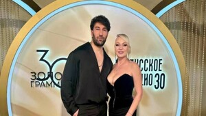 "Ой, у вас тесто убежало!": в соцсетях раскритиковали откровенный наряд Аллы Довлатовой