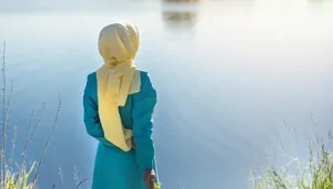 «Вы&nbsp;агрессоры»: пенсионерка оскорбила покрытую девушку-фармацевта в&nbsp;Москве