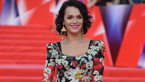 "Меня просто трясёт!": певица Слава пожаловалась на сложности с продажей квартиры после скандальной истории с Ларисой Долиной