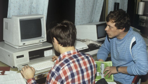 «Папа научил меня сохранять картинки, и я ему насохраняла всё, что нашла»: пользователи поделились историями своего знакомства с сетью Интернет