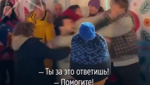 "Ты за это ответишь!": концертный директор Филиппа Киркорова подрался с блогером на открытии ГУМ-катка