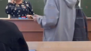 Девочка мешает учительнице вести урок