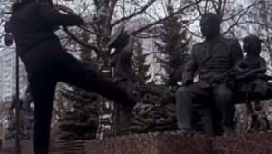 В Москве боец MMA провёл спарринг с памятником и заработал уголовное дело