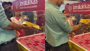 В Дубае мужчина сумел достать золотой слиток из прозрачного куба
