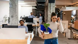 Женщину уволили за слишком ранний приход на работу