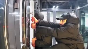 В Тюмени неизвестные выломали входную дверь подъезда в новом ЖК