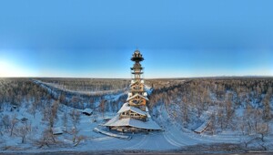 Мужчина построил себе дом высотой с 18-этажку. Зачем?