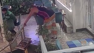 Неадекватный турист разбил стеклянную дверь и умер