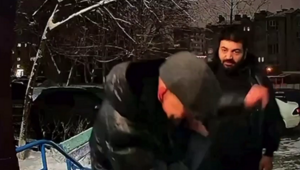 В Оренбурге таксист напал на пожилого мужчину и сломал ему несколькими ударами челюсть