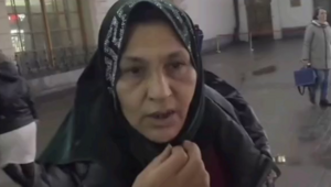 Мужчина достаёт цыганку на вокзале