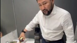 Мэр Якутска вылил в раковину подаренный ему дорогой алкоголь