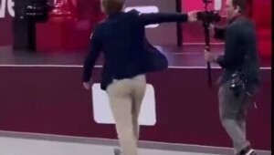 Чемпион мира по шахматам оттолкнул камеру оператора после проигрыша россиянину