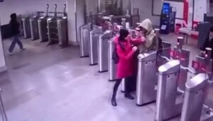 Безбилетник плеснул горячим кофе в лицо девушке